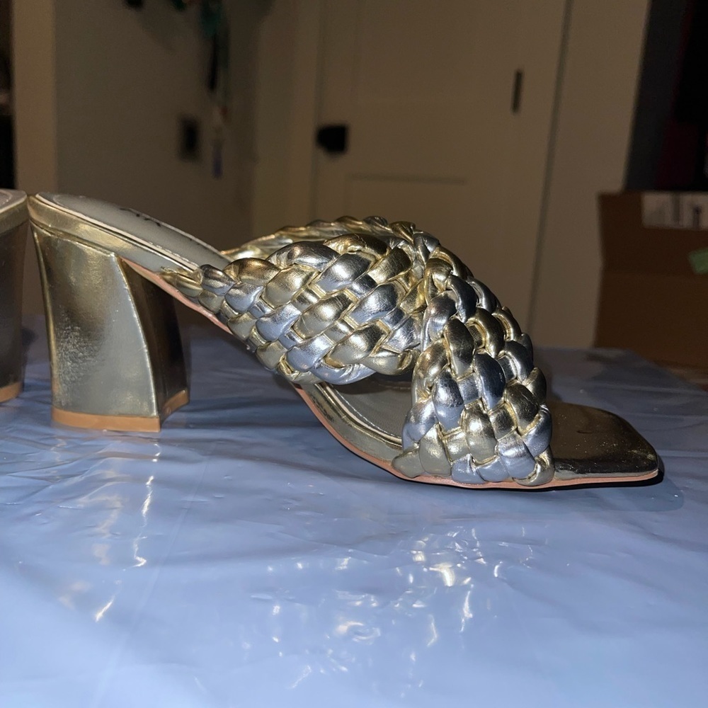 NWT Anne Klein Misty Crisscross Open-toe Sandal, Silver & Gold metallic , Sz. 6M - Picture 6 of 9